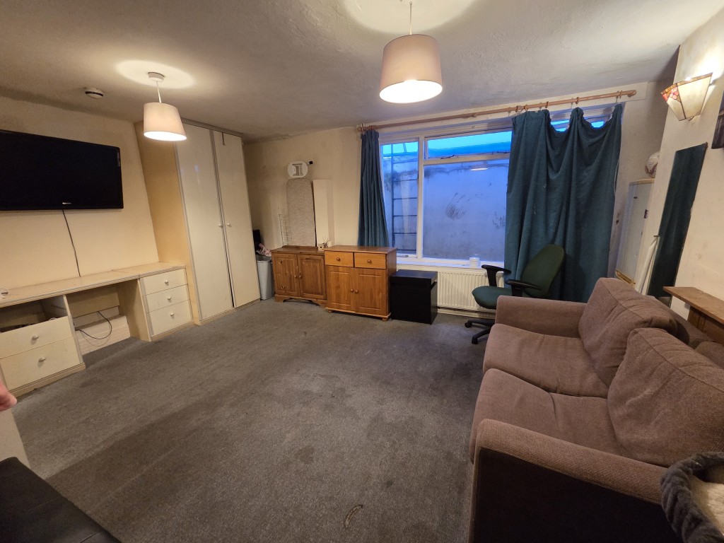 Lot: 166 - LAWFUL ESTABLISHED 8-BEDROOM HMO PRODUCING JUST UNDER £70,000 PER ANNUM - Lower ground floor bedroom 2